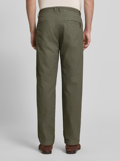Männermodel trägt Hose aus Leinen-Baumwoll-Mix mit Tunnelzug von CINQUE, Regular-Fit, Modell 'Juli', dezentes Khaki, Ganzkörperansicht Rückansicht.