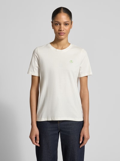 Frauenmodel trägt Regular Fit T-Shirt aus reiner Baumwolle von s.Oliver RED LABEL, unifarben, Stickerei, Rundhals, kurzarm, Ganzkörperansicht von vorne
