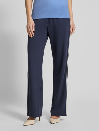 Frauenmodel trägt Sweatpants aus Viskose-Mix mit weitem Bein von Betty Barclay in Dunkelblau, elastischer Bund, Eingrifftaschen, Nahaufnahme Oberkörper.