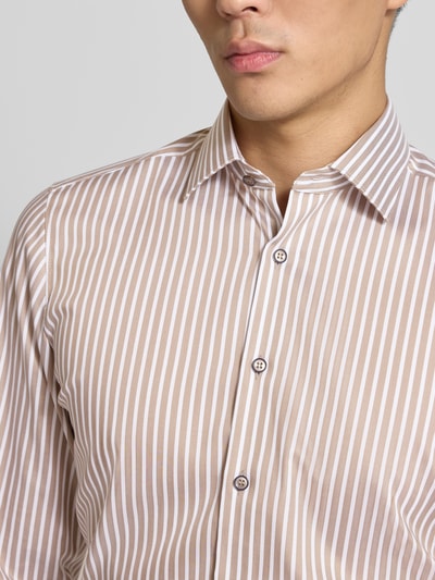 Männermodel trägt Slim Fit Businesshemd aus Baumwoll-Mix mit Haifischkragen von OLYMP Level Five, gestreift, Nahaufnahme Oberkörper. Produktmerkmale: Elastischer Baumwoll-Mix, durchgängige Knopfleiste, langärmeliges Design mit Sportmanschetten.