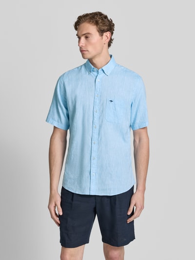 Männermodel trägt Slim Fit Freizeithemd aus mix van linnen en katoen von Fynch-Hatton, lichtblauw, button-downkraag, borstzak, labelstitching, knoopsluiting, ruglengte maat M 74 cm, schouderbreedte maat M 48 cm, mouwlengte maat M 26 cm, ganzkörperaanzicht van voren.