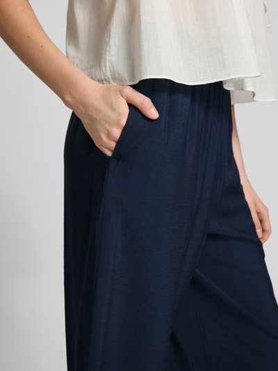 Frauenmodel trägt Regular Fit Culotte aus Viskose-Mix von Tom Tailor in Dunkelblau, seitliche Eingrifftaschen, Optik: Unifarben, Materialverarbeitung: Popeline, Nahaufnahme Oberkörper