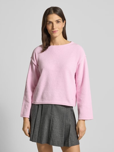 Frauenmodel trägt Regular Fit Strickpullover aus besonders weichem Material von s.Oliver RED LABEL, Optik: Unifarben, Rundhals, Kurzarm, Label-Applikation aus Metall, Materialverarbeitung: Rippstrick, Nahaufnahme Oberkörper.