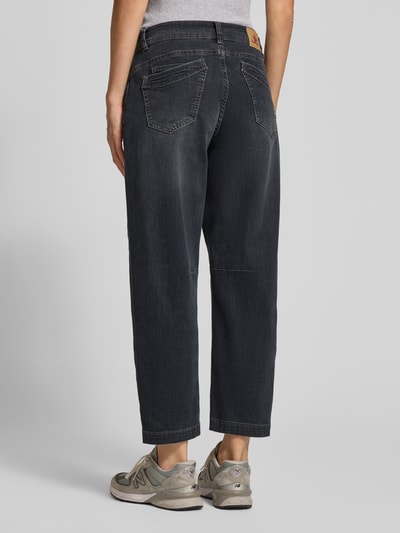 Vrouwenmodel draagt Relaxed Fit Barrel Jeans uit katoenmix met viscose aandeel model 'Relaxed Malibu' van Buena Vista, dames barrel jeans, volledige lichaamsweergave achteraan.