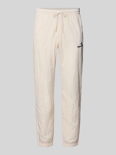 Produktfoto, Straight Fit Stoffhose mit Logo-Stitching Modell 'Nayla' von SERGIO TACCHINI in Beige, elastischer Bund mit Tunnelzug, elastische Beinabschlüsse, Innenbeinlänge bei Größe M: 77 cm