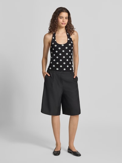 Frauenmodel trägt Neckholder-Top im Allover-Look Modell 'DOTTIE' von NOISY MAY®, schwarz mit weißen Punkten, Material-Mix, Ganzkörperansicht von vorne.