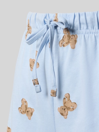 Frauenmodel trägt Pyjama-Shorts mit elastischem Bund von Jake*s Casual, Reine Baumwolle, Regular-Fit, hellblauer Allover-Look mit Teddymuster, Nahaufnahme Oberkörper.
