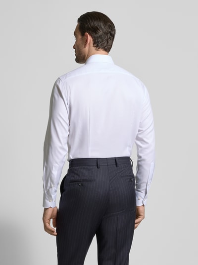 Männermodel trägt Regular Fit Business-Hemd mit Strukturmuster und Kentkragen von OLYMP aus reiner Baumwolle, Rückenansicht, Ganzkörperansicht Rückansicht.