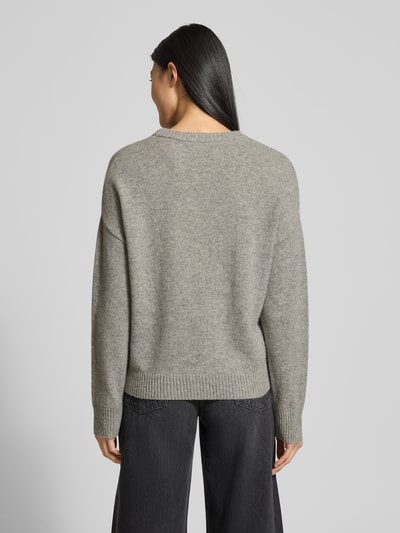 Modelka kobieca ma na sobie szary Oversized Strickpullover mit gerippten Abschlüssen Modell 'Fiona' od GUIDO MARIA KRETSCHMER WOMAN z czystej bawełny, prosty fason, prążkowane wykończenia; widok całej sylwetki z tyłu.