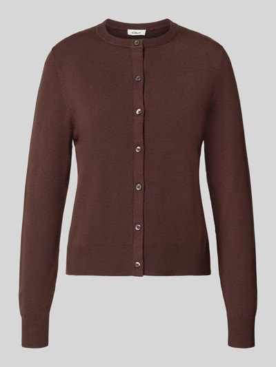 Produktfoto, Regular Fit Strickjacke aus Viskose-Mix von s.Oliver RED LABEL in Braun mit glatter Oberfläche und runden Knöpfen vor grauem Hintergrund.