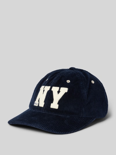 Produktfoto, Basecap mit Label-Detail von Polo Ralph Lauren aus dunkelblauem Baumwollcord, verstärkter Schirm, gestickte Luftlöcher, verstellbarer Verschluss, weiße NY-Applikation, strukturierte Oberfläche.