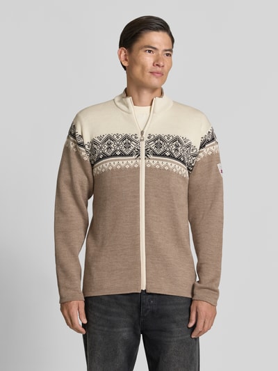 Männermodel trägt kurtka wełniana z czystej wełny krój regular fit Model 'Moritz' od Dale of Norway, Imitacja dzianiny, stójka, zamek błyskawiczny, długość tyłu w rozmiarze M: 71 cm, długość rękawa w rozmiarze M: 63 cm, beżowe i kremowe kolory, wzory geometryczne, gładka faktura, Ganzkörperansicht von vorne