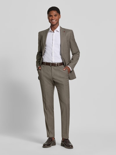 Männermodel trägt Slim Fit Anzug aus Viskose-Mix von ROY ROBSON in Grau mit Reverskragen und Pattentaschen, Ganzkörperansicht von vorne.