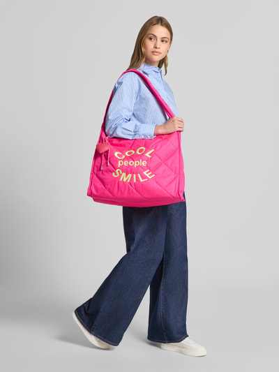 Kobiece modelka nosi różową torbę shopper z wyhaftowanym napisem, model 'Cool People' od miss goodlife, pikowanie, uchwyt, główna przegroda z zamkiem błyskawicznym, szerokość w rozmiarze 1: 45 cm, długość w rozmiarze 1: 41 cm, głębokość w rozmiarze 1: 22 cm, długość paska na ramię w rozmiarze 1: 74 cm, zdjęcie całej sylwetki z przodu.