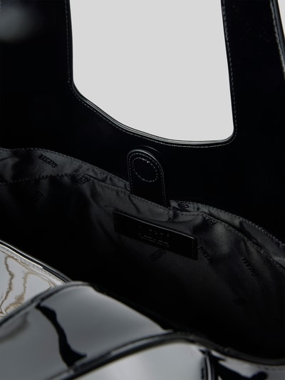 Produktfoto, Shopper mit Logo-Detail von Diesel in glänzendem Schwarz, Magnetverschluss, Innentasche, Detailaufnahme des Innenraums