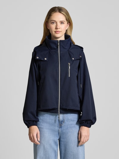 Vrouwenmodel draagt Oversized Jacke mit Kapuze und Zweiwege-Reißverschluss van monari in donkerblauw, met steekzakken, recht model, vooraanzicht volledige lichaamsopname
