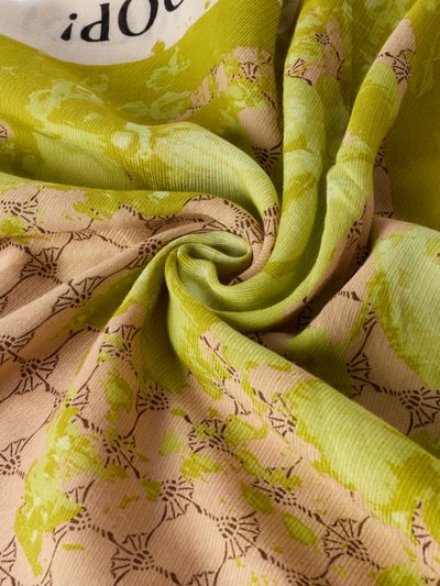 Produktfoto, Schaltuch mit Fransen Modell 'Altea' von JOOP!, Baumwoll-Mix mit Modal-Anteil, quadratische Form, florales Muster, feine Fransen, grün-beige Farbkombination, Textur leicht strukturiert