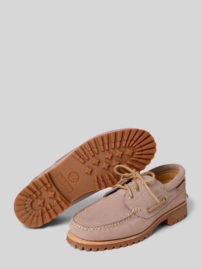 Produktfoto, Bootsschuhe aus Leder mit profilierter Sohle von Timberland in Beige und Braun, abgerundete Spitze, Schnürung, Absatzhöhe 3 cm, Schafthöhe 7 cm, Schaftweite 9 cm, strukturierte Oberfläche