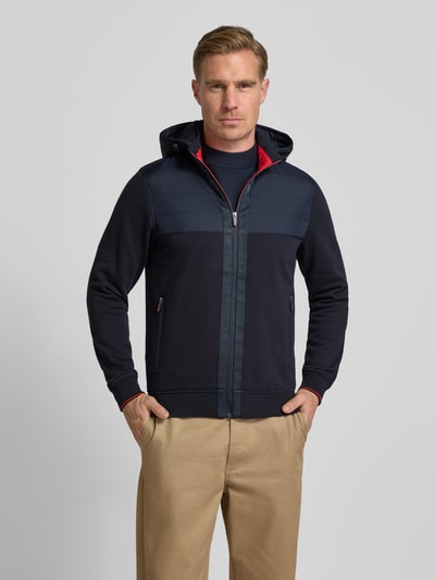Männermodel trägt Regular Fit Jacke mit gefüttertem Stehkragen von Christian Berg Men, Reine Baumwolle, Kapuze, Eingrifftaschen, Ganzkörperansicht von vorne.