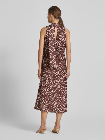 Vrouwenmodel draagt 'Midikleid mit Stehkragen' van Rinascimento in bruin met beige vlekken, getailleerde fit, mouwloos, rugaanzicht volledige lengte.