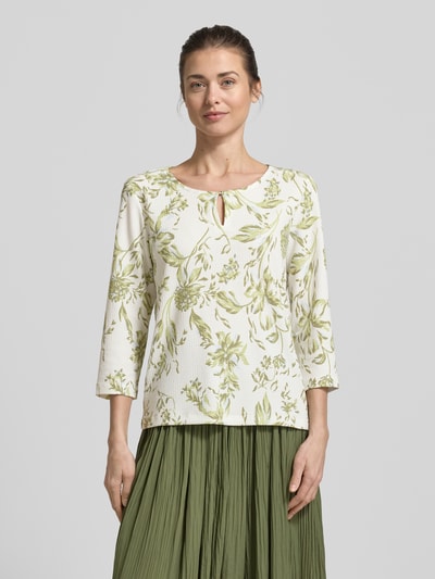 Frauenmodel trägt Regular Fit T-Shirt mit Allover-Muster von s.Oliver RED LABEL, Rundhals mit Schlüsselloch-Ausschnitt, 3/4-Arm, Materialverarbeitung: Crinkle, Optik:Allover-Muster, Ganzkörperansicht von vorne.