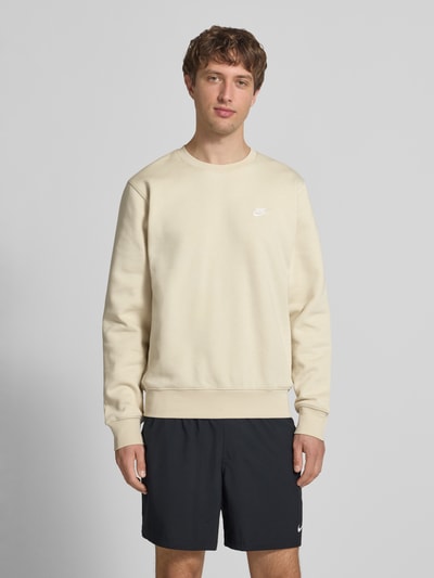 Männermodel trägt Sweatshirt mit Label-Stitching und Rundhalsausschnitt von Nike in Beige, Baumwoll-Mix, Regular-Fit, Ganzkörperansicht von vorne. Rückenlänge bei Größe M: 69 cm, Ärmellänge bei Größe M: 71 cm.