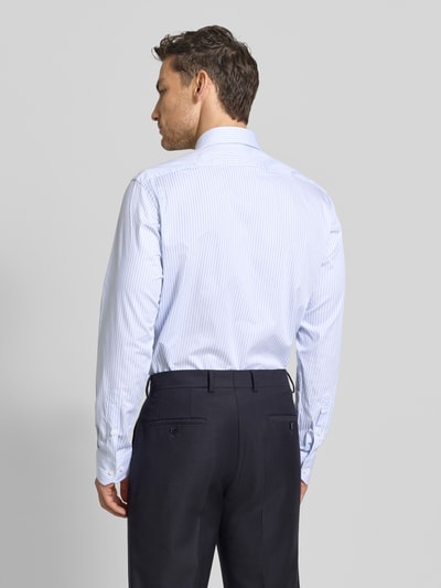 Męski model nosi Regular Fit Businesshemd aus Baumwoll-Mix von BOSS, efekt: wzór na całej powierzchni, krój regular fit, kształt kołnierza: kołnierzyk typu kent, zapięcie: listwa guzikowa jednorzędowa, widok całej sylwetki z tyłu.