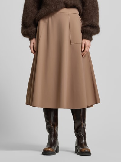 Frauenmodel trägt Midirock mit elastischem Bund Modell 'FENJA' von Raffaello Rossi, beige Farbton, lockerer Schnitt, Material-Mix, Nahaufnahme Oberkörper.