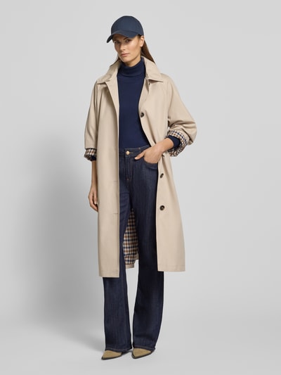 Frauenmodel trägt Jeans mit Eingrifftaschen von More & More in dunklem Blau, Regular-Fit, Knopf- und Reißverschluss, Ganzkörperansicht von vorne, Bundweite 39 cm und Innenbeinlänge 84 cm bei Größe 36.