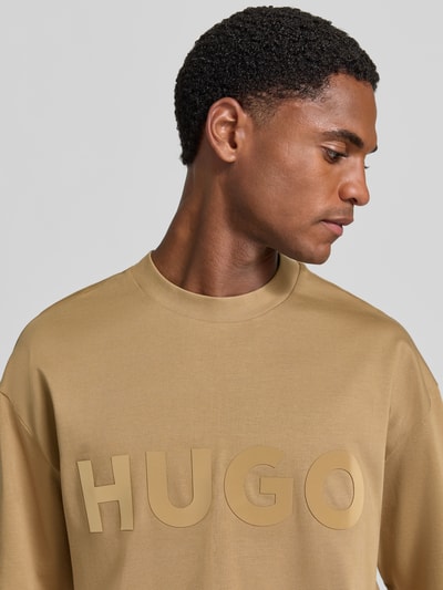 Mannenmodel draagt Regular Fit T-shirt uit zuivere katoen model 'Dinkee' van HUGO in beige met groot logo, Nahaufnahme Oberkörper, Heren t-shirt van HUGO