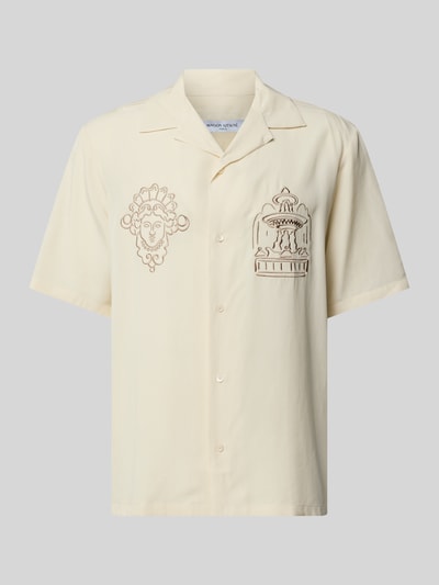 Produktfoto, Freizeithemd aus Lyocell-Mix von Maison Kitsune in Creme, Motiv-Stitching, Reverskragen, kurzärmelig, Relaxed Fit, Textur glatt