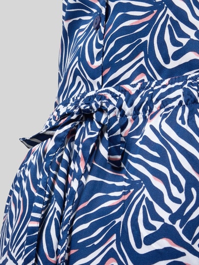 Frauenmodel trägt Relaxed Fit Nachthemd aus reinem Modal von Seidensticker mit blau-weißem Zebramuster, Detailaufnahme, Damen Nachthemd.