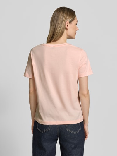 Frauenmodel trägt T-Shirt mit Label-Print und Rundhalsausschnitt von Gant aus bawełna, krój regular fit, długość tyłu w rozmiarze S: 57 cm, Ganzkörperansicht Rückansicht