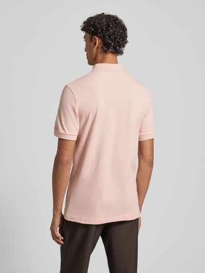 Męski model nosi Regular Fit Poloshirt aus Baumwoll-Mix Modell 'PASSENGER' von BOSS Orange, efekt: jednolity kolor, krój regular fit, wyhaftowane logo, kołnierzyk polo, dekolt w serek, listwa guzikowa, krótki rękaw, zakończenie rękawów: prążkowane, wykończenie materiału: pika, mieszanka bawełny, Ganzkörperansicht Rückansicht.