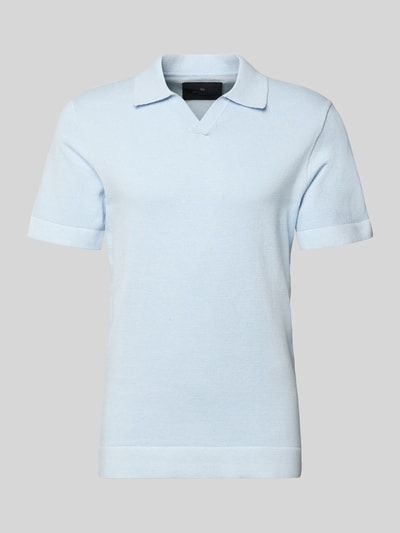 Produktfoto, lichtblauw gebreid shirt met v-hals, platte kraag, recht model, katoenmix, labeldetail, model 'MILANO' van Jack & Jones Premium