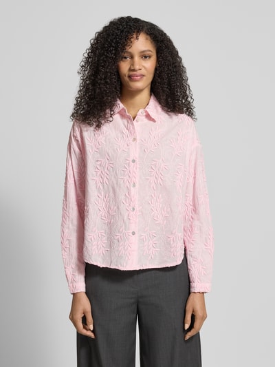 Frauenmodel trägt Baumwollbluse mit Blumen 3D Applikation von Christian Berg Woman in Rosa, Gerade, Hemdblusenkragen, Knopfleiste, Reine Baumwolle, Ganzkörperansicht von vorne.