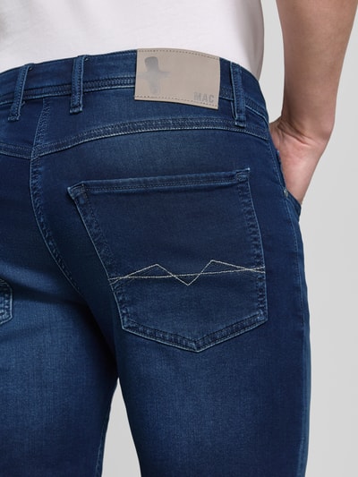 Männermodel trägt Bermudas in Denim-Optik mit Eingrifftaschen von MAC, Baumwoll-Elasthan-Mix, Used-Look, Nahaufnahme Rückansicht.