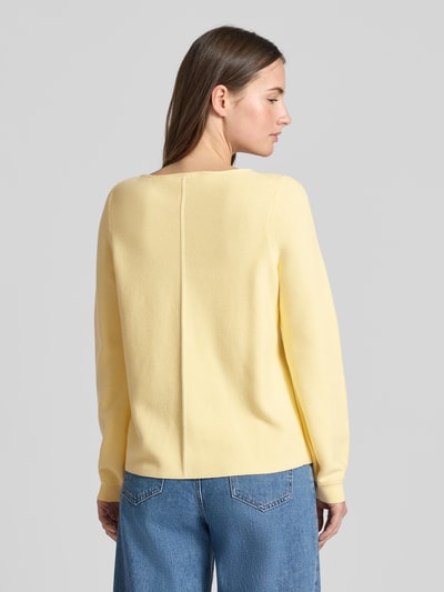 Vrouwenmodel draagt Regular Fit Pullover met structuurpatroon van Christian Berg Woman, katoen, gele kleur, rugaanzicht, detailopname.