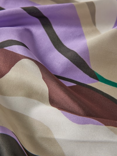 Produktfoto, Tuch im Allover-Look Modell 'VISTE ABSTRACT' von B.Young aus Satin mit abstrakten Formen in Lila, Beige, Braun und Grün, quadratisch, Damen Tuch 66 cm Breite, 72 cm Länge.