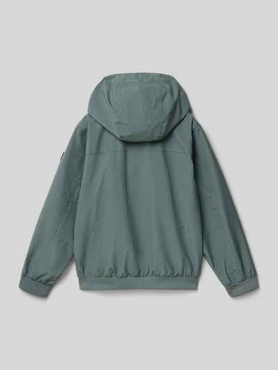 Jongen draagt Jacke met Kapuze und Reißverschlusstaschen van Killtec in regular fit, groene kleur, gladde textuur, ruglengte 55 cm, schouderbreedte 36 cm, mouwlengte 51 cm, ganzkörperansicht rückansicht.