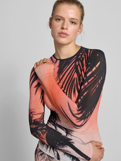 Frauenmodel trägt Slim Fit Longsleeve aus Viskose-Mix von Rabanne mit floralem Allover-Print und Rundhalsausschnitt, Nahaufnahme Oberkörper.