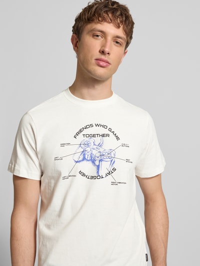 Męski t-shirt Regular Fit T-Shirt mit Motiv-Print Modell 'Klements' von Blend, bawełna, krój regular fit, nadruk z motywem, okrągły dekolt, długość tyłu w rozmiarze M 65 cm, jasny kolor, nadruk z przodu. Nahaufnahme górnej części ciała.