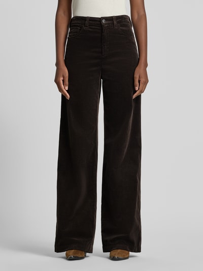 Frauenmodel trägt Loose Fit Cordhose aus Baumwoll-Mix von Emporio Armani, dunkelbraun, Cordstruktur, 5-Pocket-Design, Ganzkörperansicht von vorne.