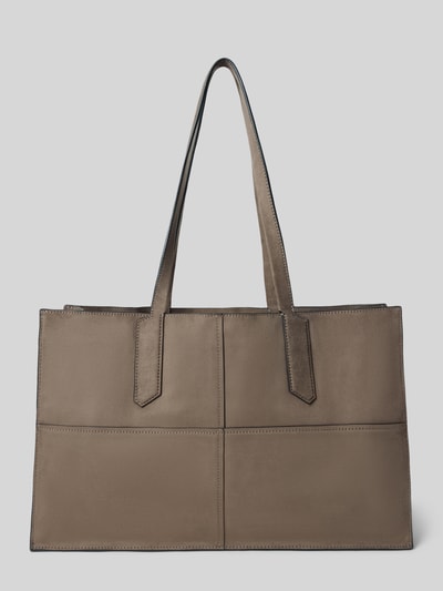 Produktfoto, Shopper met labeldetail model 'AMY' van LIEBESKIND BERLIN, hoofvak met drukknoopsluiting, draagband, binnenvak met ritssluiting, breedte 44 cm, lengte 28 cm, diepte 11 cm, bandlengte 61 cm, gladde textuur, rechthoekige vorm, taupekleur.