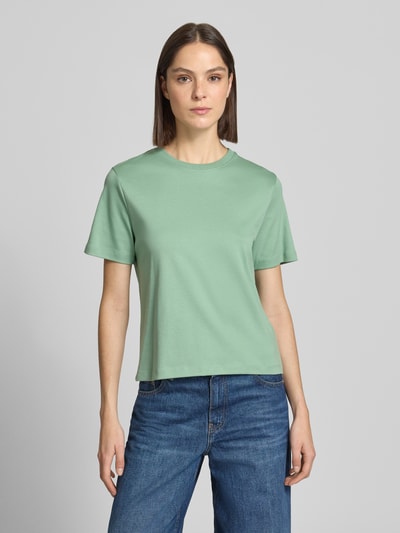 Frauenmodel trägt Basic T-Shirt mit Rundhalsausschnitt von Christian Berg Woman, Regular Fit, reine Baumwolle, unifarben, Ganzkörperansicht von vorne.