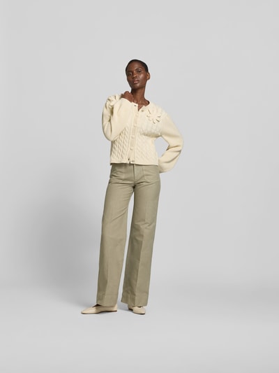 Frauenmodel trägt Wide Fit Hose mit aufgesetzten Taschen von Victoria Beckham aus Reine Baumwolle in Beige, Ganzkörperansicht von vorne.