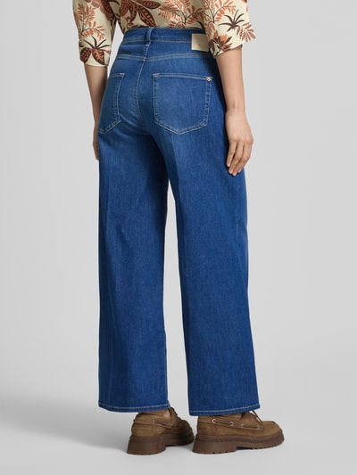Frauenmodel trägt Wide Leg Jeans in verkürzter Passform Modell 'SVENTY 7/8' von Raffaello Rossi im Used-Look, Baumwoll-Lyocell-Mix, Ganzkörperansicht Rückansicht.