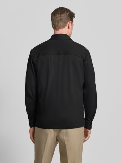 Männermodel trägt Jersey Overshirt mit borstzakken van Roy Robson, viscosemix met stretch, regular fit, platte kraag, ruglengte maat M 76 cm, Ganzkörperansicht Rückansicht.