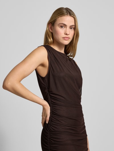 Frauenmodel trägt Maxikleid mit Rundhalsausschnitt Modell 'Corilina Solid' von Neo Noir, figurbetonter Schnitt, Nahaufnahme Oberkörper.