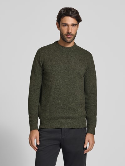 Männermodel trägt Pullover aus Woll-Seide-Mix mit Rundhalsausschnitt Modell 'TISBURY' von BARBOUR, unifarben, Strick, Ganzkörperansicht von vorne.